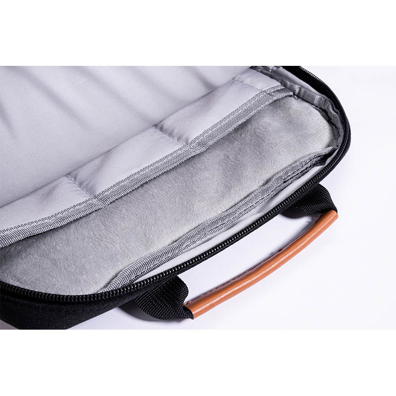 How to control the splicing precision of each component when making a laptop handbag?